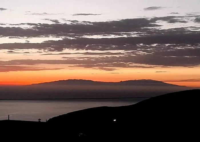 Con Inmejorables Vistas Al Oceano Y La Gomera Hébergement de vacances Chío